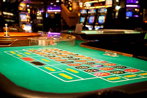 Dealer interaction and chat interface during live play